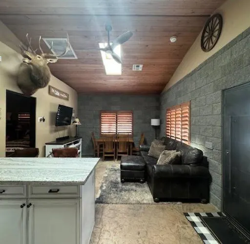 The Rustic Retreat - Cozy In The Pines! Close To The Polar Express, Grand Canyon & Bearizona Holiday home